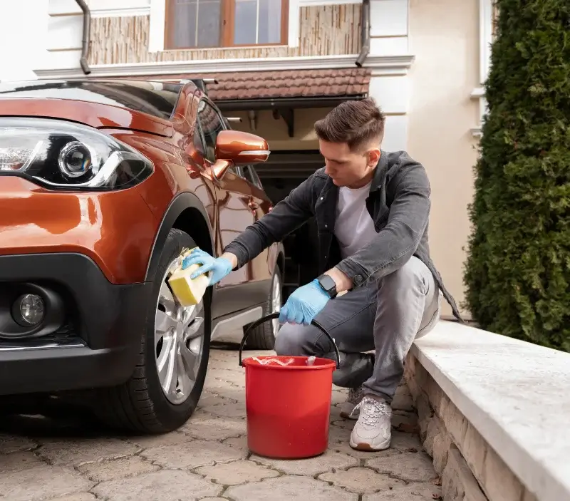 Lavage auto à domicile Le Biot : professionnel intervenant sur un véhicule